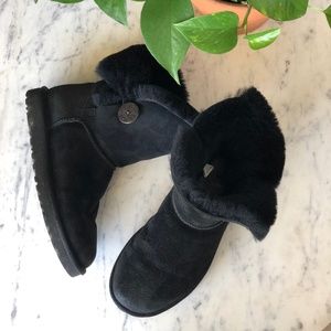 UGG Black Bailey Button Fur Lined Short Boots Sz 7